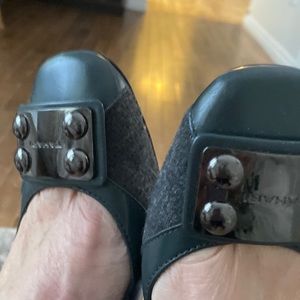 Tahari shoes size 7 & half never worn.